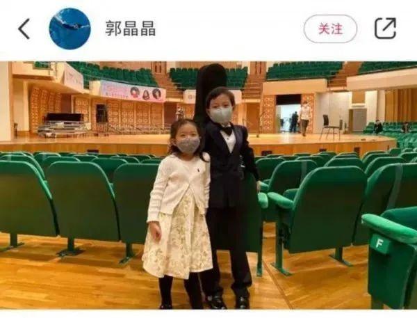 郭晶晶带妈妈看儿子演出，称支持孩子学音乐，不希望孩子有大成就