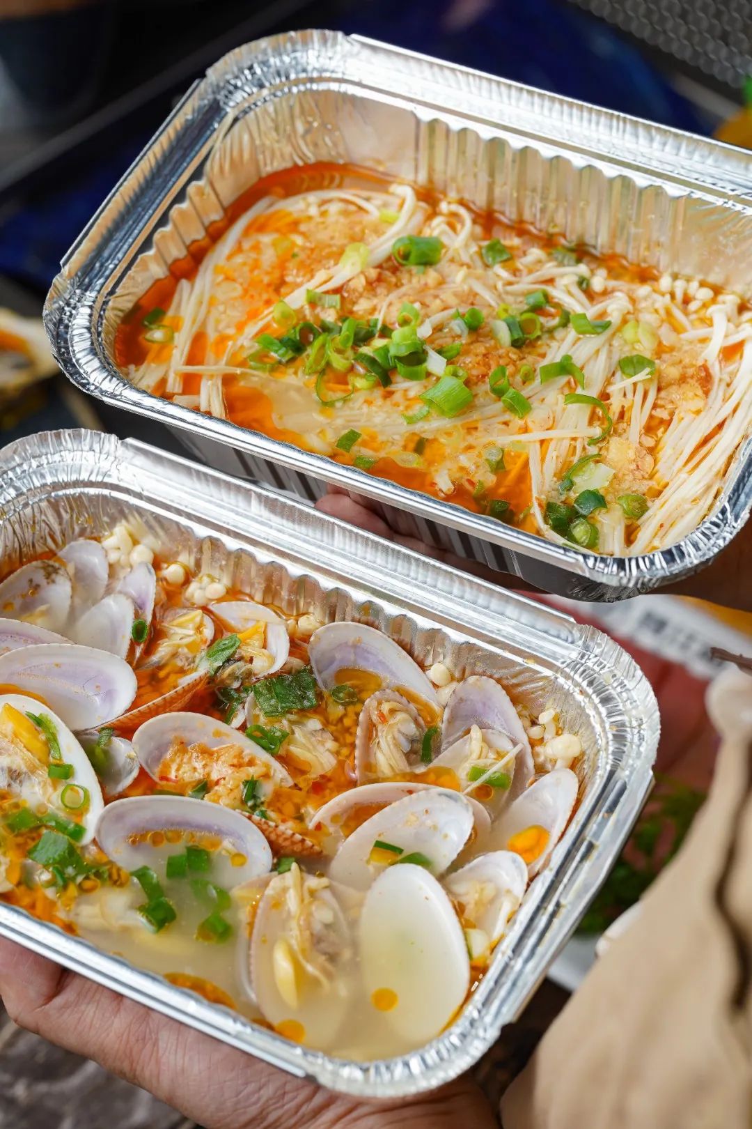 这样不但辣味十足而且花甲的味道更鲜甜～锡纸金针菇真的是yyds,是烤