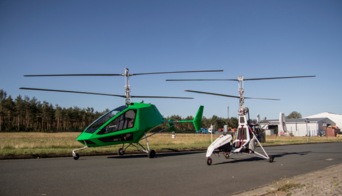 两架轻型直升机来了第四届进博会首批海运欧洲展品到洋山港