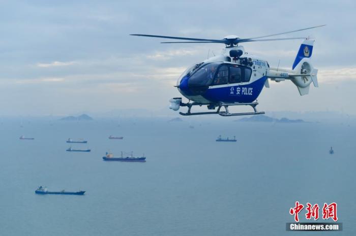 10月6日，执法部门办案直升机在“清湾行动”中巡航。中新社发龚剑锋摄