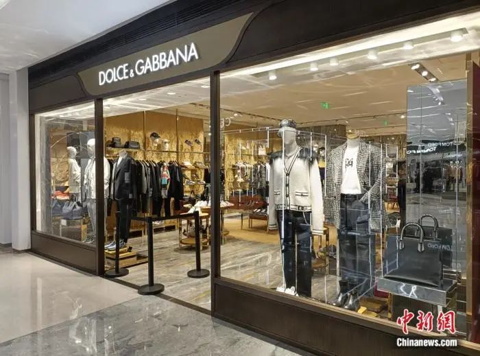 杜嘉班纳位于北京SKP商场的门店，有顾客正在挑选衣服。左雨晴 摄