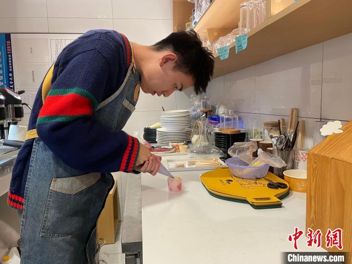 成都"90后"宠物营养师:让"毛孩子"的生活充满仪式感__财经头条