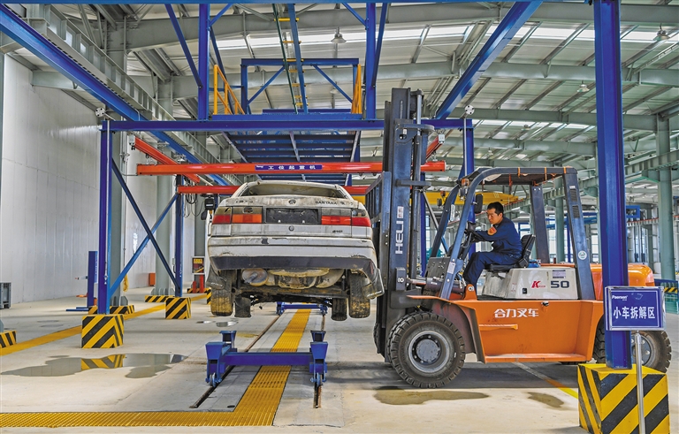 工人在派尔森环保科技有限公司新能源回收拆解车间作业.