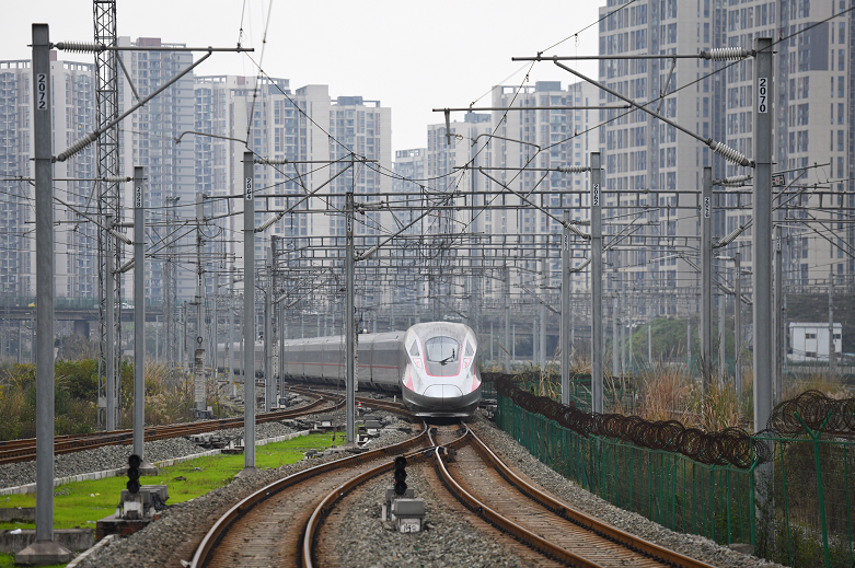 一列复兴号高铁从重庆驶出（资料图）邹乐摄