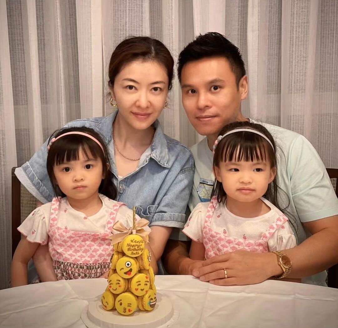 熊黛林迎41岁生日郭可颂晒全家福为其庆生双胞胎女儿颜值差别大