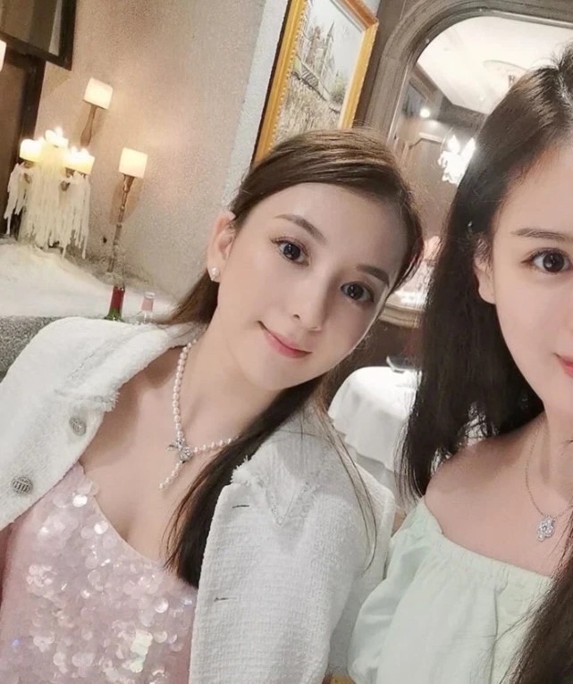 网友偶遇方媛合影还以为素人比她漂亮看正面脸都变形了