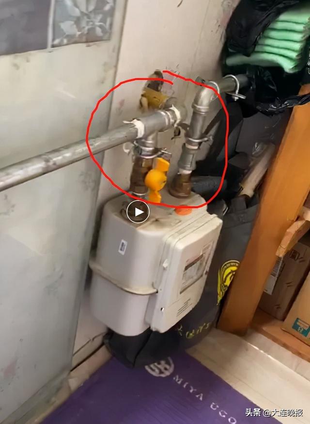 也就是说,这是被擅自改装的管道,绕过燃气表计量,直接连接燃气热水器