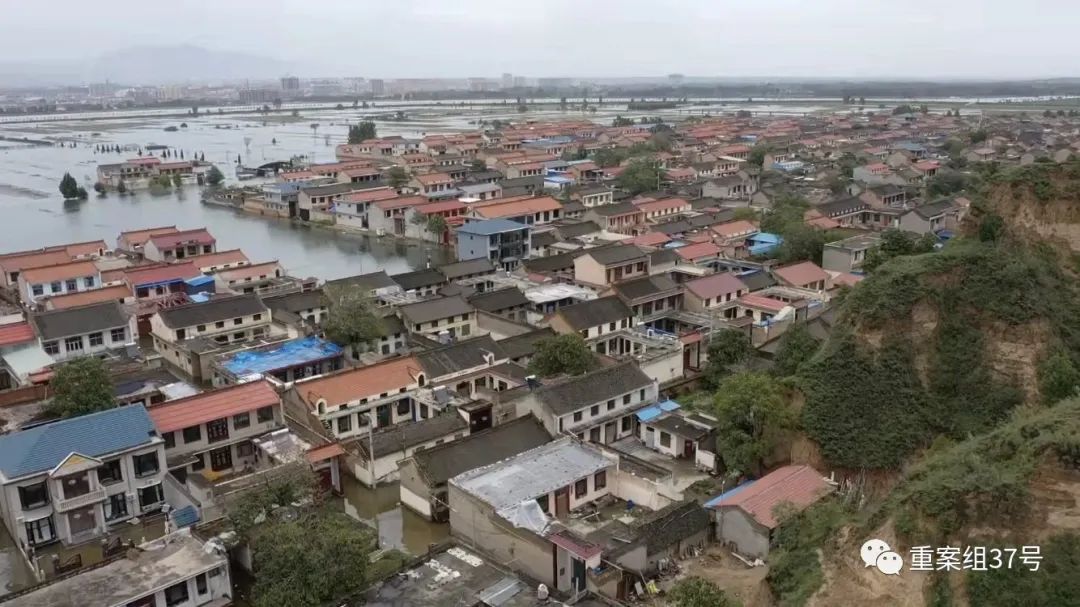 ▲10月10日，荆平村依然淹没在洪水中。新京报记者 张建斌 摄