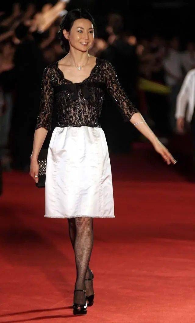 张曼玉原装脸就是抗老!穿黑色蕾丝裙精致高级,平板身材难掩风情休闲区蓝鸢梦想 - Www.slyday.coM 张曼玉原装脸就是抗老!穿黑色蕾丝裙精致高级,平板身材难掩风情休闲区蓝鸢梦想 - Www.slyday.coM