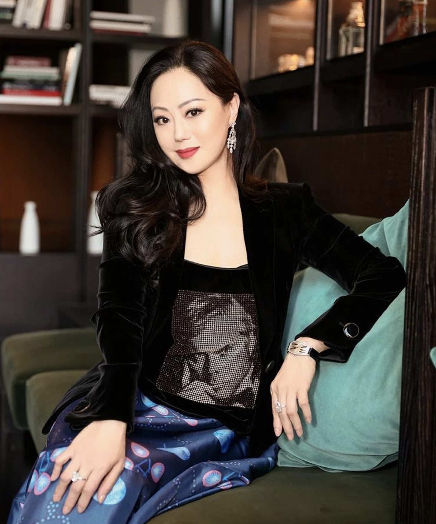 章小蕙出席活动贵气逼人戴巨型钻戒穿抹胸装直言90岁也这么穿