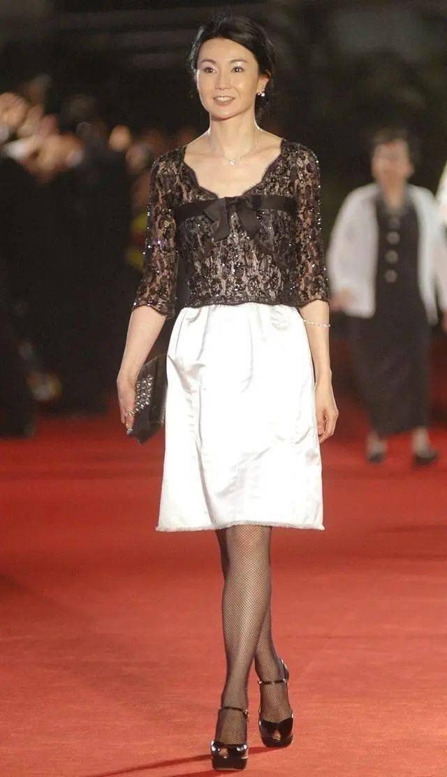 张曼玉原装脸就是抗老!穿黑色蕾丝裙精致高级,平板身材难掩风情休闲区蓝鸢梦想 - Www.slyday.coM 张曼玉原装脸就是抗老!穿黑色蕾丝裙精致高级,平板身材难掩风情休闲区蓝鸢梦想 - Www.slyday.coM