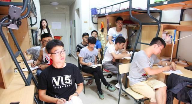 “男版张美玉”出没,河北一学生干部豪横式查寝,校方已作出回应休闲区蓝鸢梦想 - Www.slyday.coM “男版张美玉”出没,河北一学生干部豪横式查寝,校方已作出回应休闲区蓝鸢梦想 - Www.slyday.coM