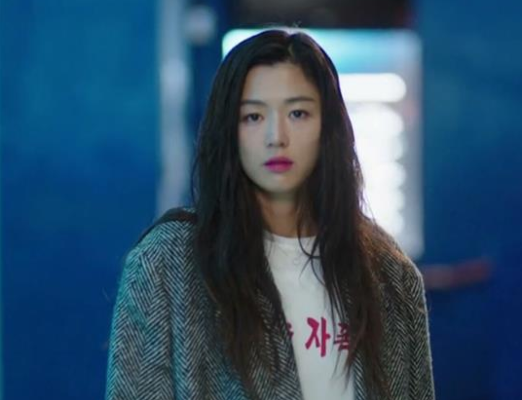 39岁全智贤现身新剧发布会,穿露脐装秀马甲线,短发造型干净利落|全智