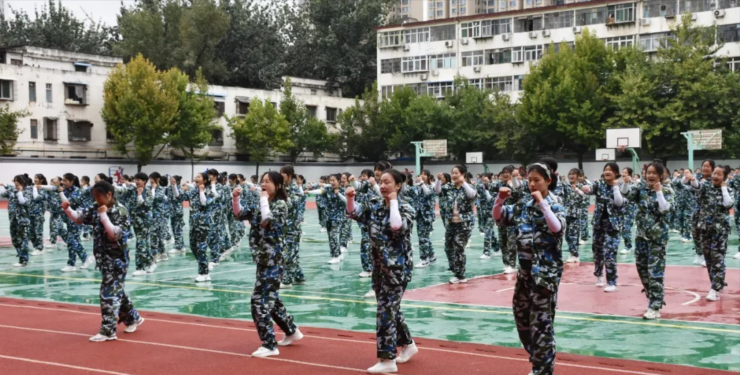咸阳市育才田家炳中学举行军训汇报表演暨总结表彰大会休闲区蓝鸢梦想 - Www.slyday.coM
