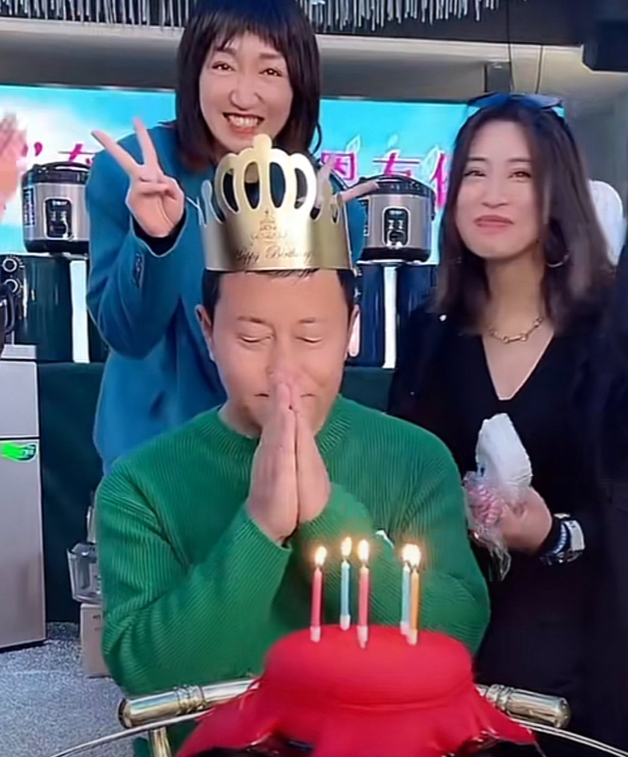 长贵扮演者王小宝57岁生日小娇妻吴琼送惊喜赵家班多人捧场