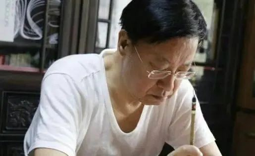 田蕴章草书满纸“缠绵意”,很是平淡无波澜起伏,却俘获大众芳心休闲区蓝鸢梦想 - Www.slyday.coM 田蕴章草书满纸“缠绵意”,很是平淡无波澜起伏,却俘获大众芳心休闲区蓝鸢梦想 - Www.slyday.coM