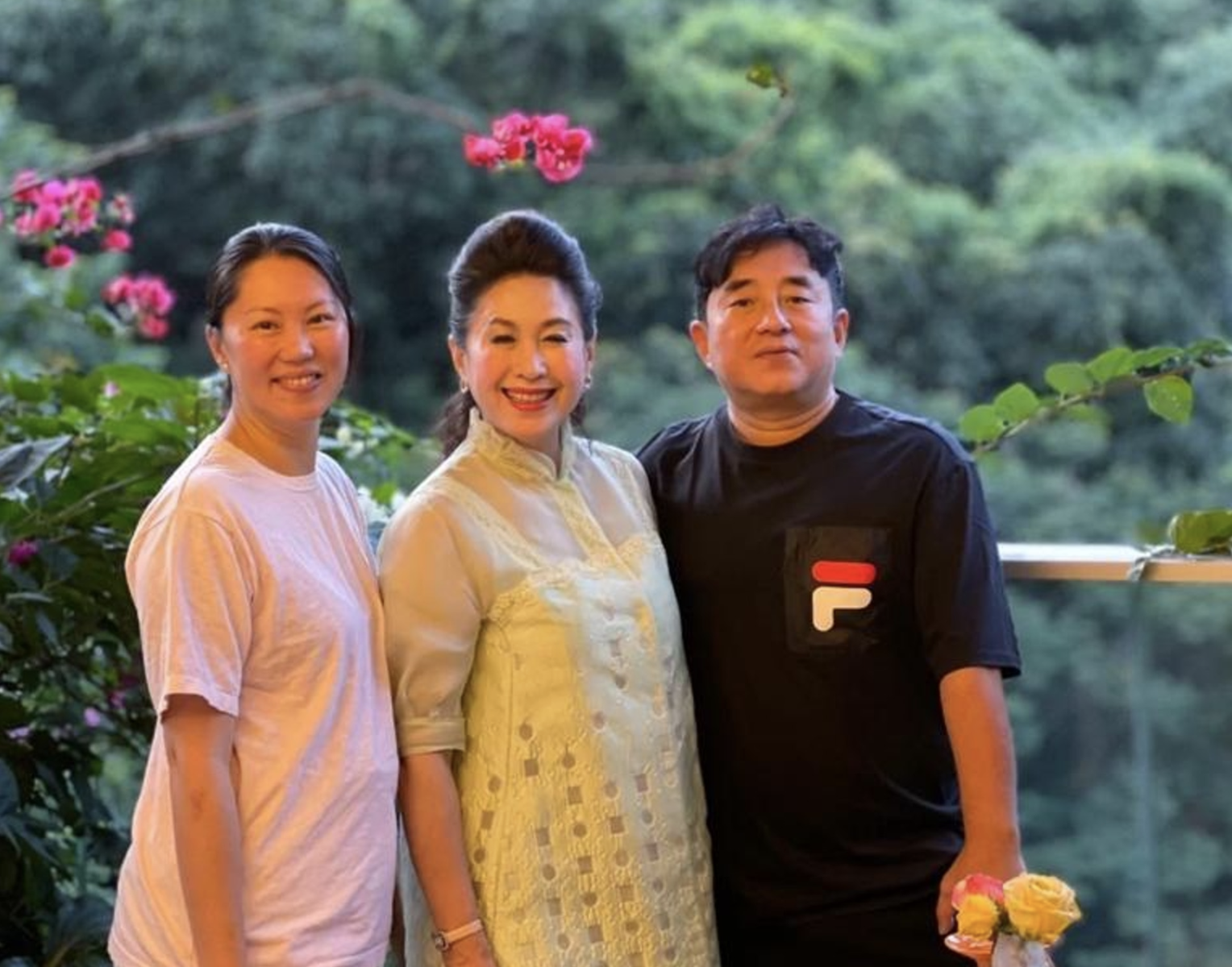 57岁吕方近况曝光,身材胖到认不出,频现综艺却因断代太久难翻红|我们的歌3|吕方|郑裕玲_新浪新闻