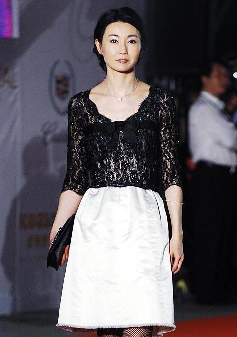 张曼玉原装脸就是抗老!穿黑色蕾丝裙精致高级,平板身材难掩风情休闲区蓝鸢梦想 - Www.slyday.coM 张曼玉原装脸就是抗老!穿黑色蕾丝裙精致高级,平板身材难掩风情休闲区蓝鸢梦想 - Www.slyday.coM