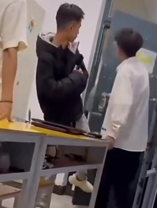 “男版张美玉”出没,河北一学生干部豪横式查寝,校方已作出回应休闲区蓝鸢梦想 - Www.slyday.coM “男版张美玉”出没,河北一学生干部豪横式查寝,校方已作出回应休闲区蓝鸢梦想 - Www.slyday.coM