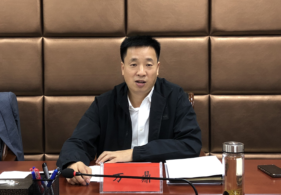 会上,县委书记万鼎就快速推进重点项目落地提出"三定"要求