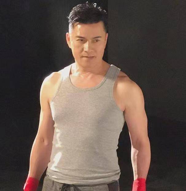 吕良伟晒40年前后对比照样貌竟无差 网友:请尊重一下你的同龄人休闲区蓝鸢梦想 - Www.slyday.coM 吕良伟晒40年前后对比照样貌竟无差 网友:请尊重一下你的同龄人休闲区蓝鸢梦想 - Www.slyday.coM