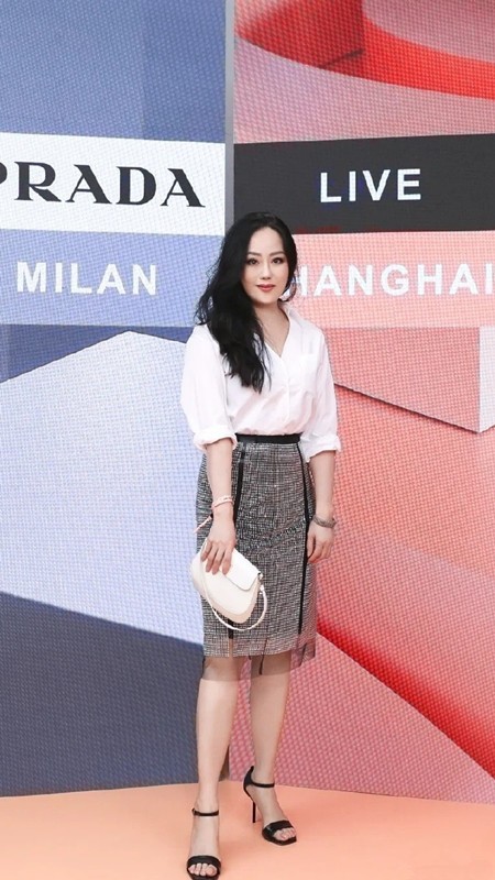 白衬衫看似简单,但她搭配长裙真挺高|章小蕙|白衬衫|身材_新浪新闻