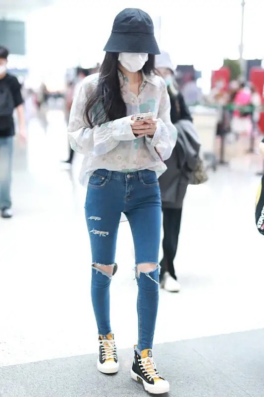 这么紧的牛仔裤都塞得下,"牙签腿"真吸睛|张碧晨|牛仔裤|版型_新浪