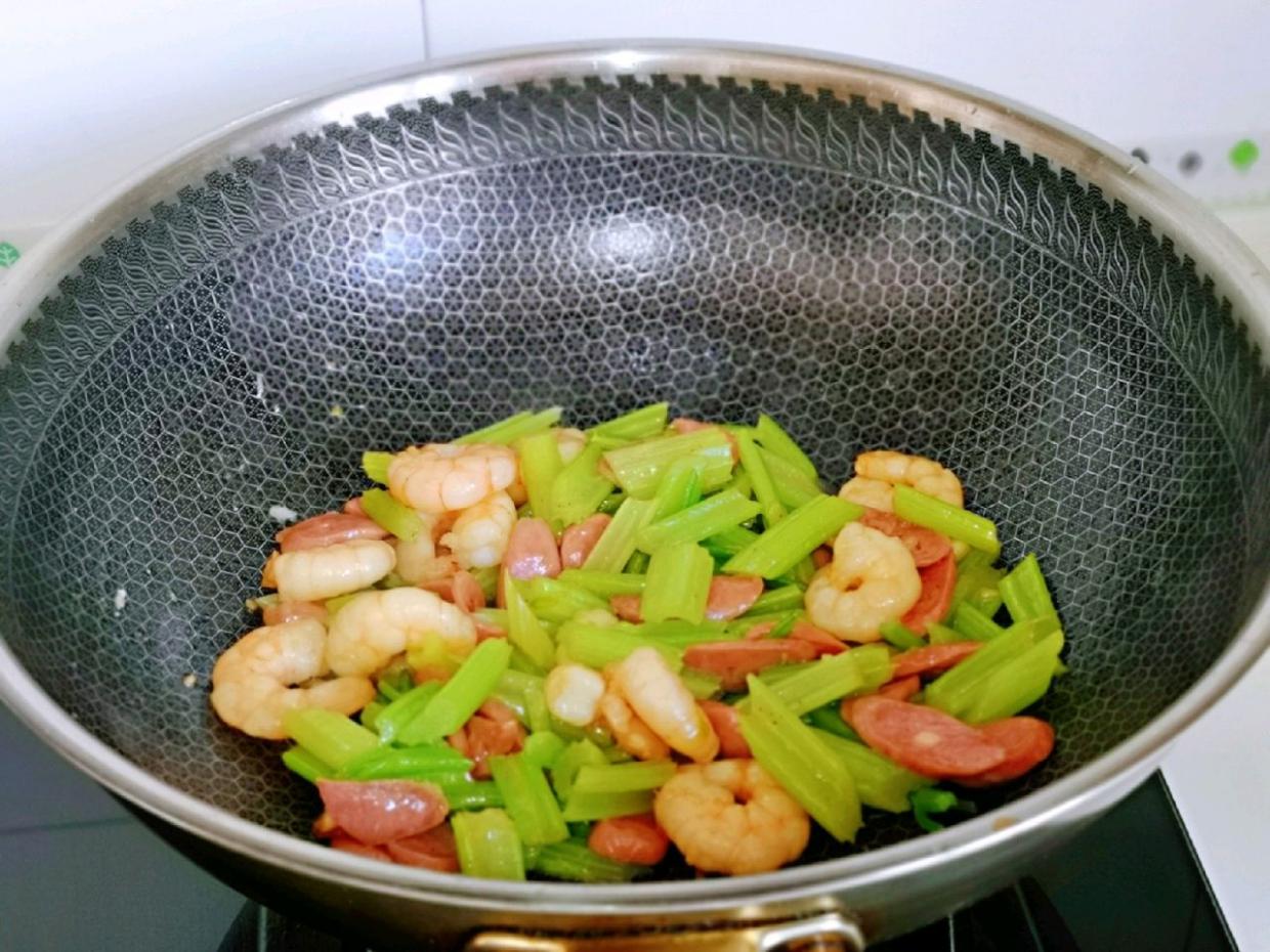 芹菜虾仁炒香肠荤素配合又补钙一道吃不胖的菜