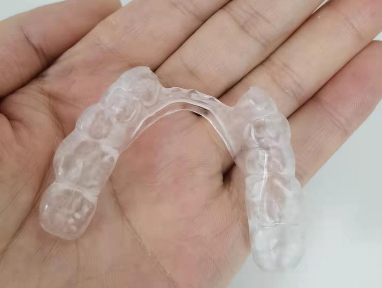 国外已经流行了近二十年,技术已经相当成熟,它通过一个数字化的牙合垫