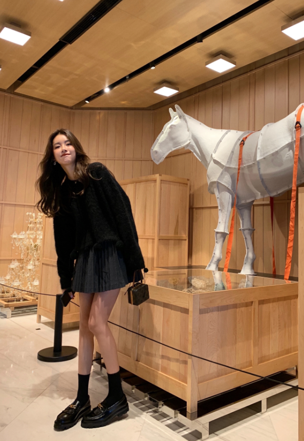 张子萱分享日常写真穿百褶裙秀出竹竿腿难怪陈赫非要娶她