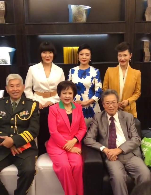 其中,出生于1946年的男高音歌唱家程志头发斑白,脸比之前瘦了不少