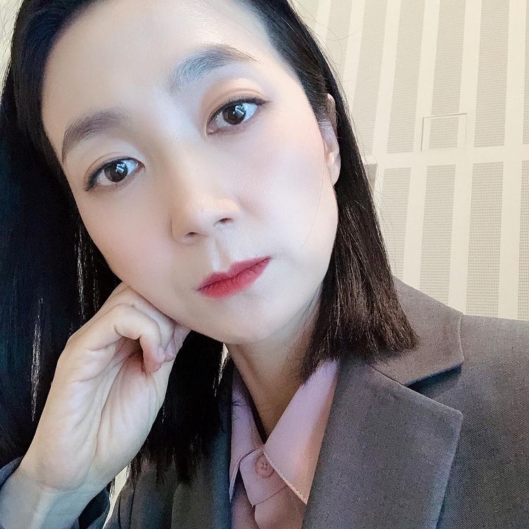 调皮的自拍照片,整体来讲,45岁的金姝怜生活之中其实是非常安静的淑女