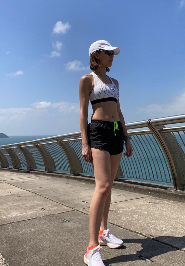 tvb视后胡定欣和爸爸一起打网球 网友赞其父亲保养好像教授|胡定欣