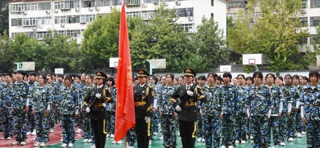 咸阳市育才田家炳中学举行军训汇报表演暨总结表彰大会休闲区蓝鸢梦想 - Www.slyday.coM