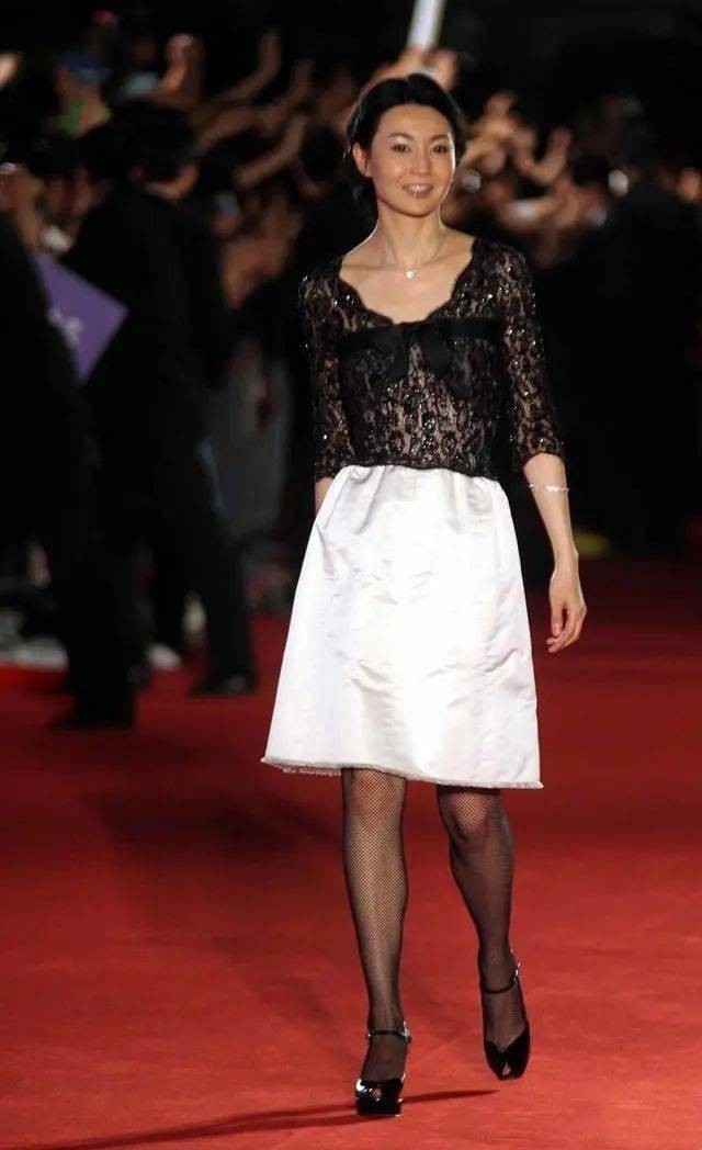 张曼玉原装脸就是抗老!穿黑色蕾丝裙精致高级,平板身材难掩风情休闲区蓝鸢梦想 - Www.slyday.coM 张曼玉原装脸就是抗老!穿黑色蕾丝裙精致高级,平板身材难掩风情休闲区蓝鸢梦想 - Www.slyday.coM