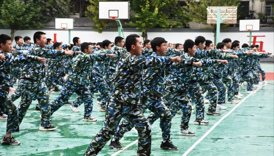 咸阳市育才田家炳中学举行军训汇报表演暨总结表彰大会休闲区蓝鸢梦想 - Www.slyday.coM
