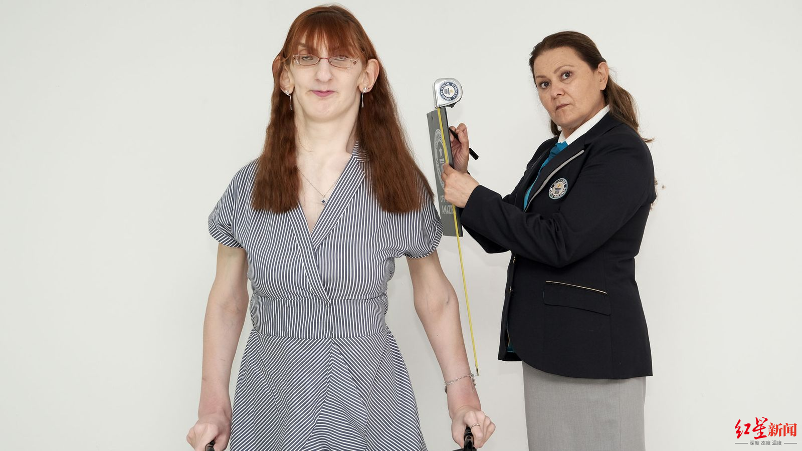 世界上活着的最高女人215米行走需要支架