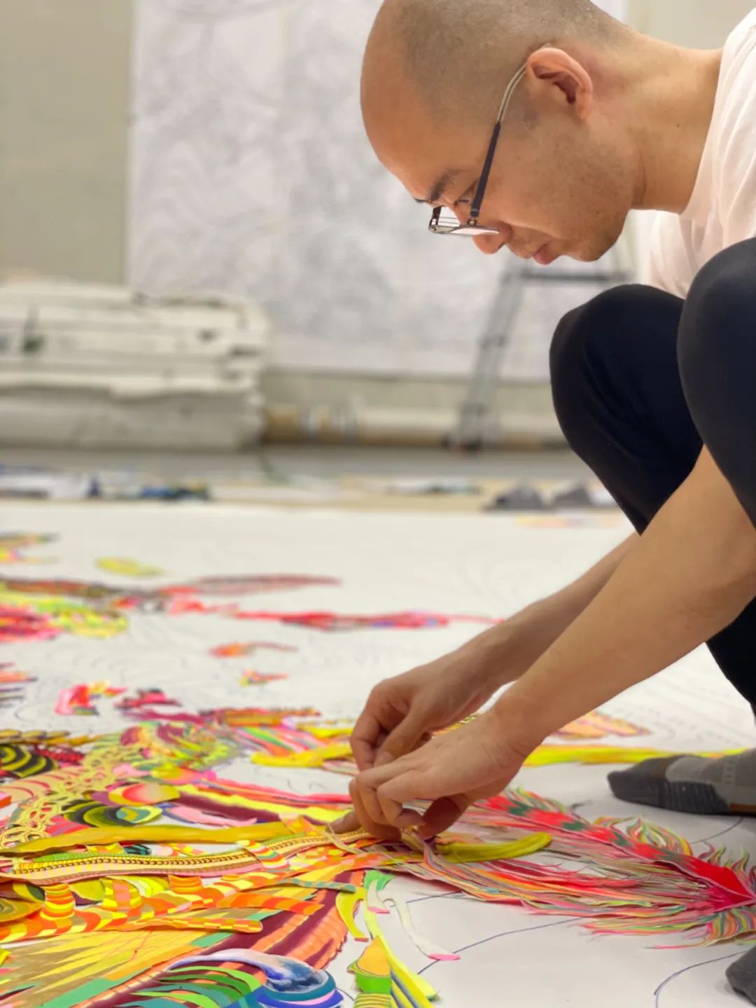 邬建安用纸片搭建坚固的城