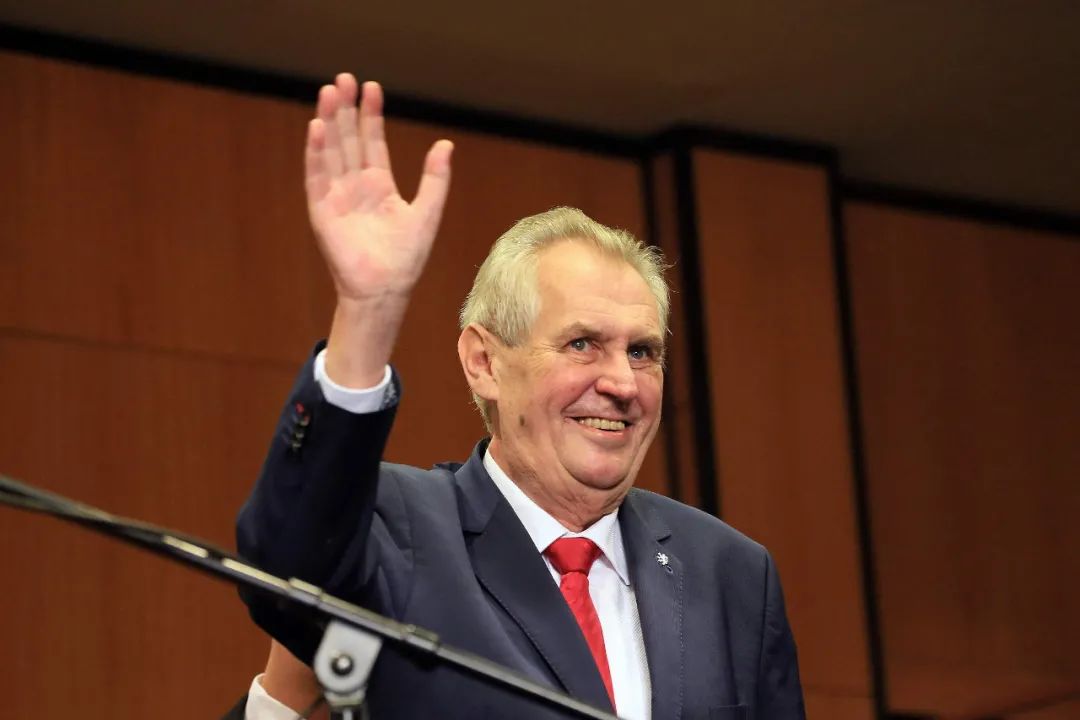 资料图片:当地时间2018年1月27日,捷克布拉格,捷克现任总统泽曼在第