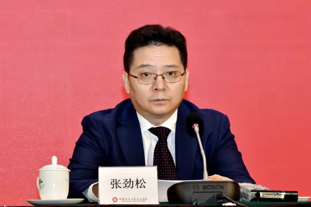 据广东省商务厅厅长张劲松介绍,广东省委,省政府成立了由省委书记李希