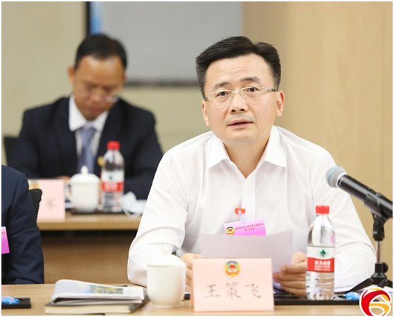 龙岗区区长王策飞参加区政协六届一次会议分组讨论