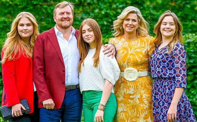 荷兰王储阿玛利亚公主(左一),荷兰国王亚历山大(左二)及王后马克西玛