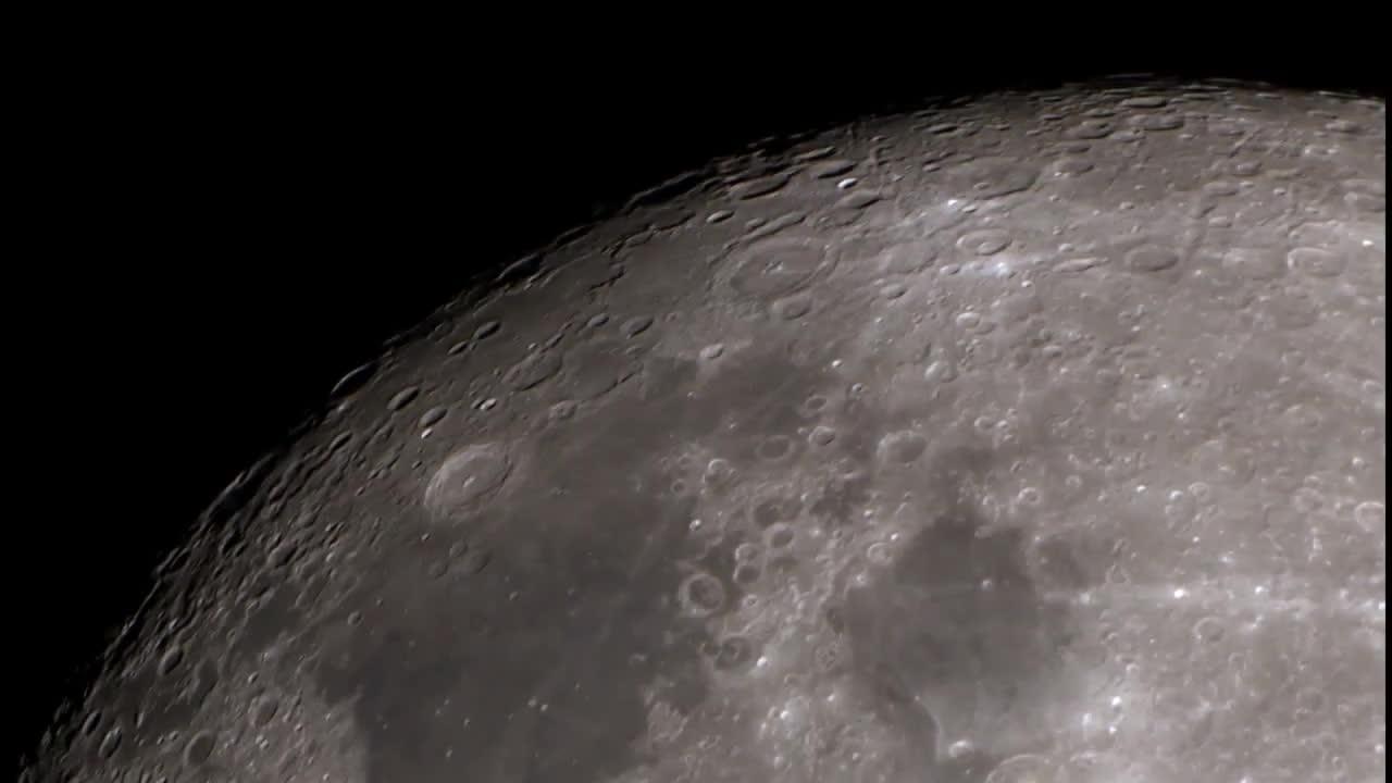 这是望远镜拍到的月海,很是不错