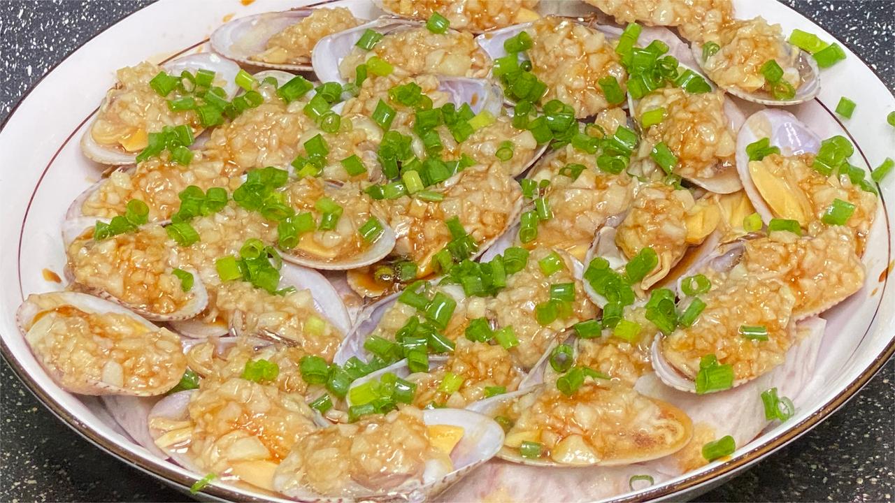 沿海最近很火爆的一道菜,蒜香芋头蒸花甲,芋头又香又粉真好吃