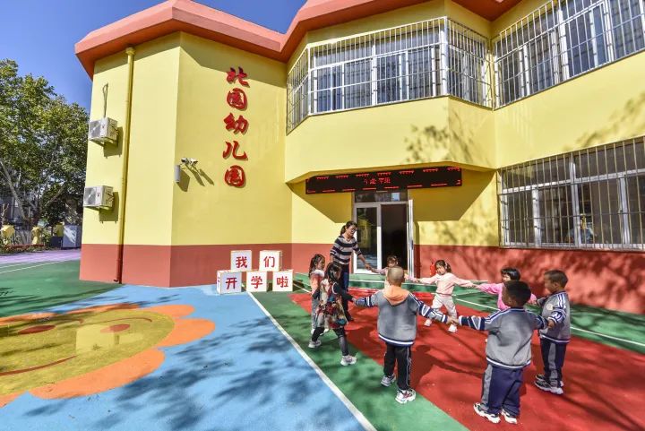 两名保教人员管二十名幼儿和四名保教人员和四十名幼儿哪一个班...