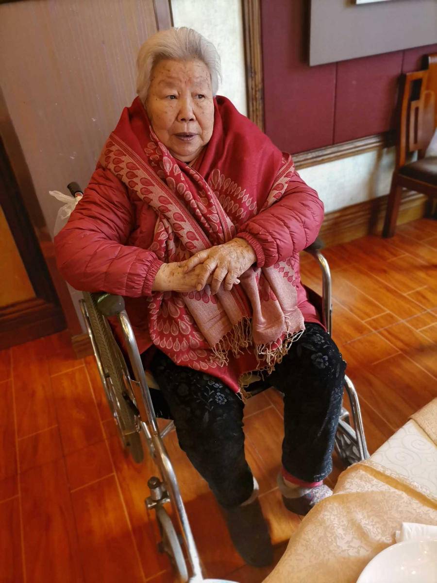 家有宝藏老人晒晒我的90岁老母亲快乐生活吃嘛嘛香