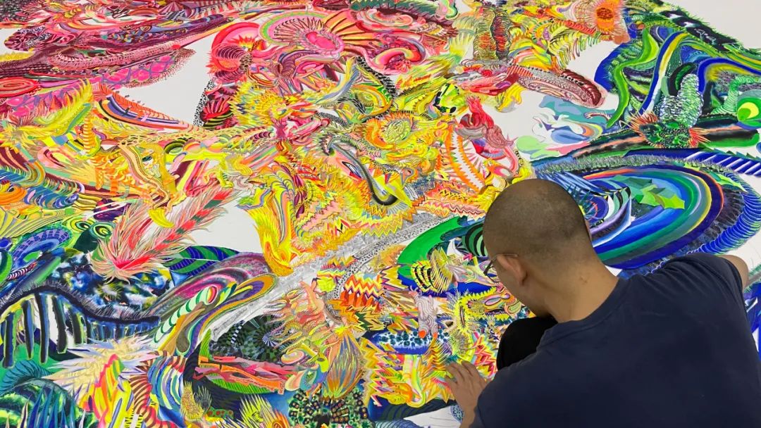 邬建安用纸片搭建坚固的城