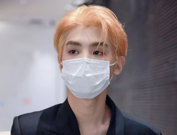 黄明昊重新染回金发身穿白色渔网内衣白皙的天鹅颈十分抢镜