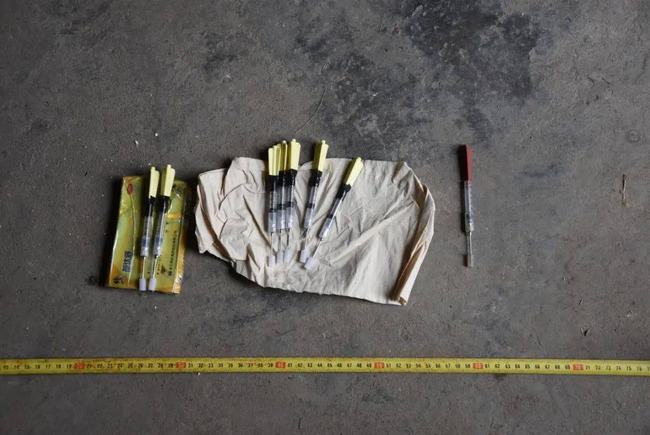 而他也非常清楚这条狗其实是偷猎而来的,偷猎所使用的药物叫做"三步倒