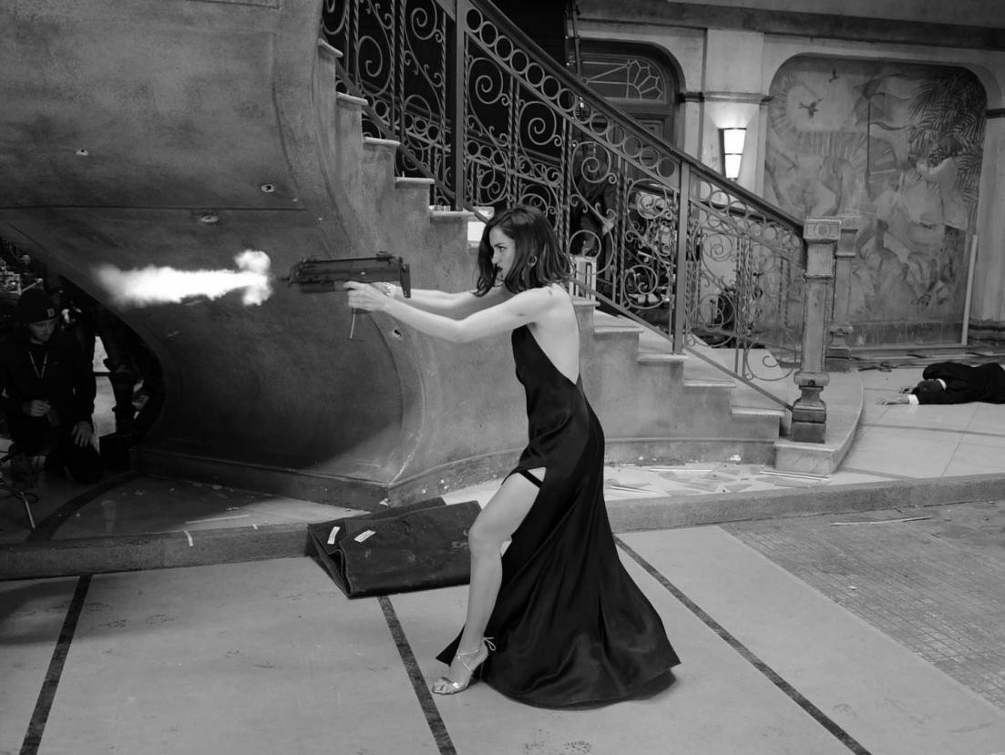 穿黑色长裙拿机枪扫射,1人单挑2个大汉太帅气